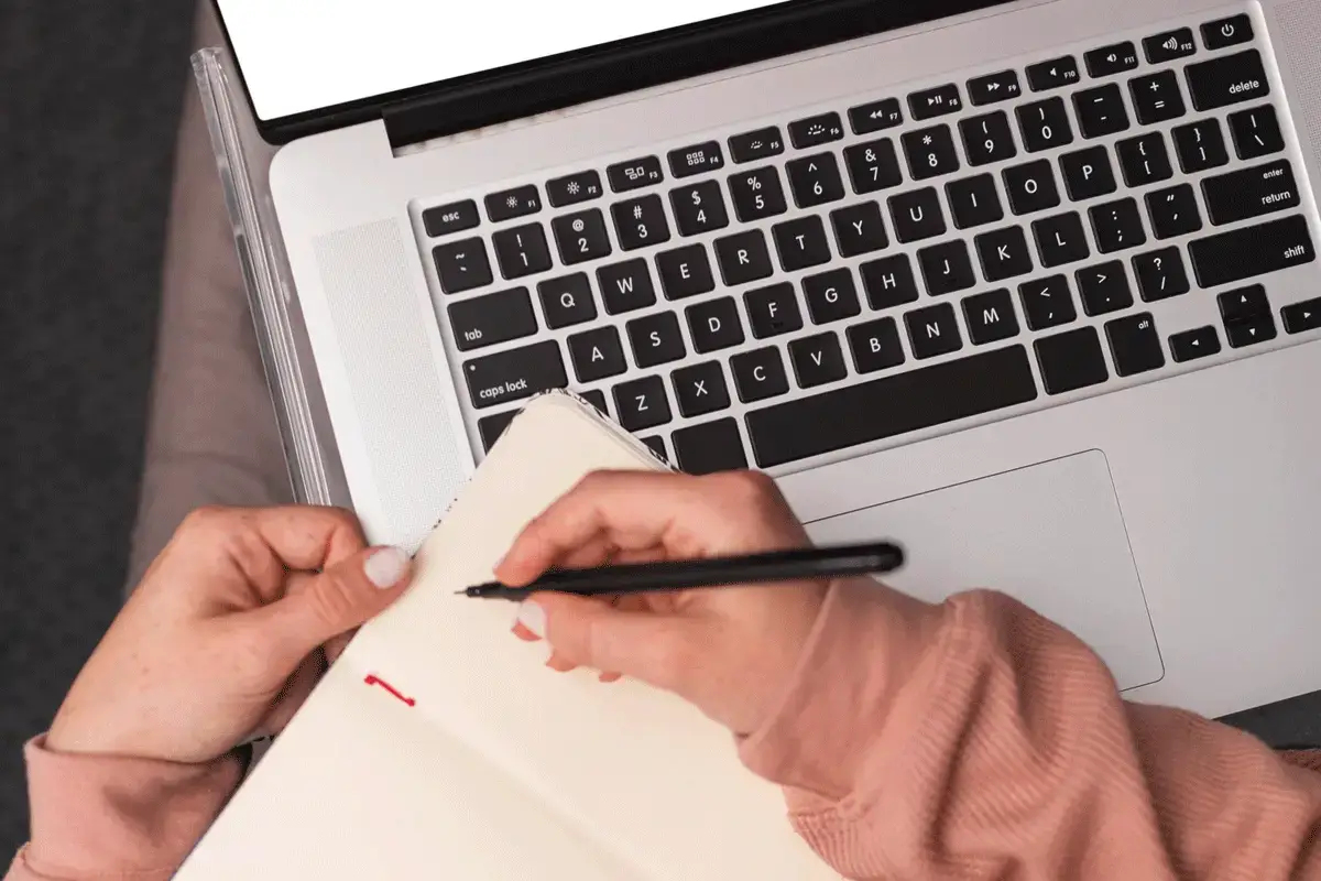 Writer taking notes on the tips for SEO content writing